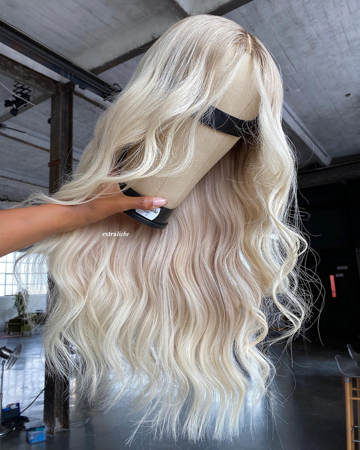 Blonde Extraliebe Perücke im Lifestyle-Look