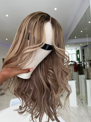 Annalise Darkblonde Balayage